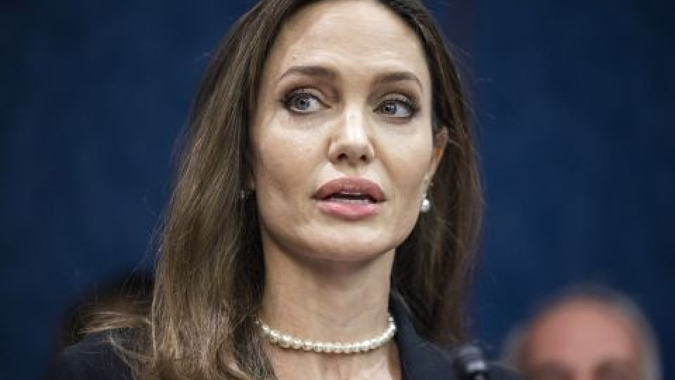 Изплаши феновете си: Анджелина Джоли лъсна като привидение на събитие (Снимки)