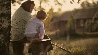 Защо бабите и дядовците са толкова важни за децата?