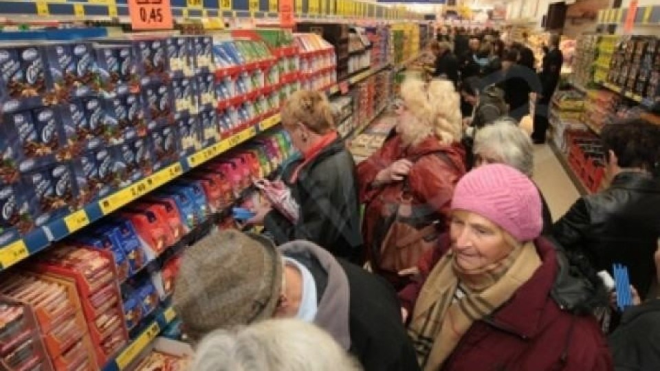 Старци опипват с голи ръце хляба в магазина