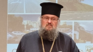 Врачанският владика Григорий, който е с най-големи шансове за патриарх, стои по средата на руското и гръцкото лоби