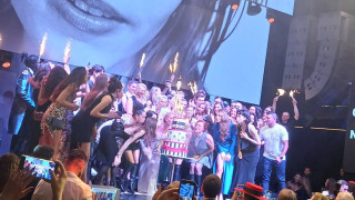 300 красавици празнуват 30-я рожден ден на Ивет Фешън