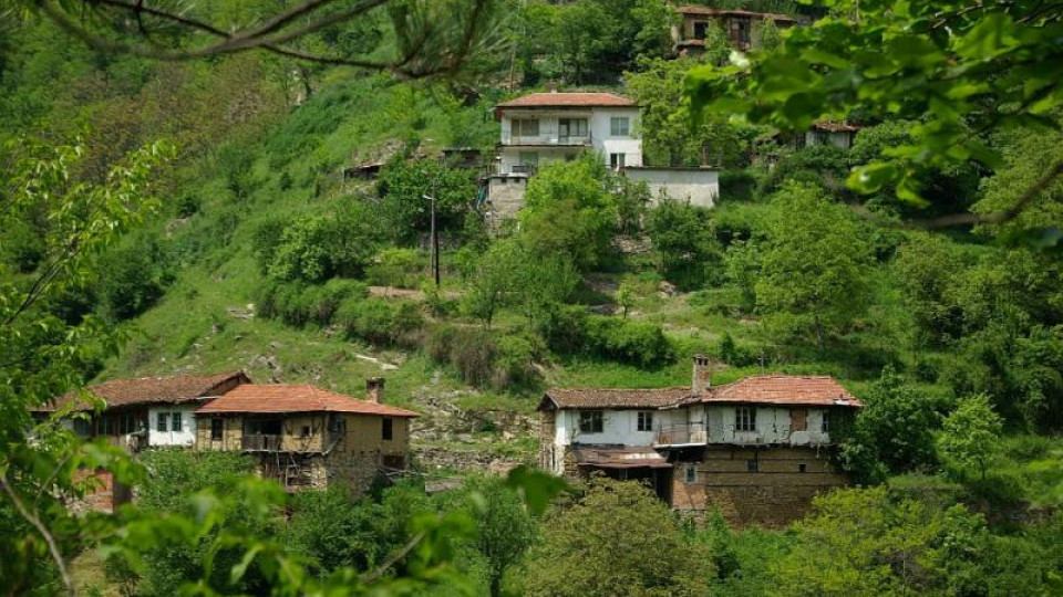 Родопско село в паника! Демони безпокоят жителите му (Фото)