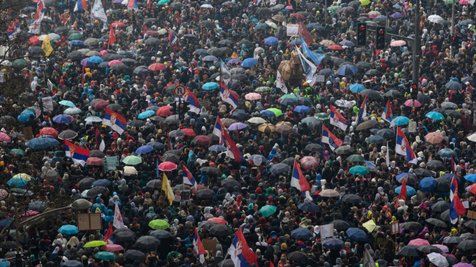 Улиците на Белград са непроходими от хора, протест и контрапротест в сърцето на града