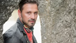 Александър Сано: Дебютирах в рокля
