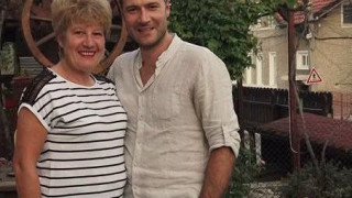Звездата от БНТ Костадин Филипов разпуска на родното Черноморие (ФОТО)