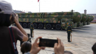 Китай се готви за война: Мощните оръжия, които видяхме днес