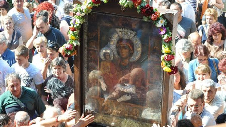 Реликва в Троянския манастир: Връща живота на отписано от лекарите момче, сляп мъж проглежда