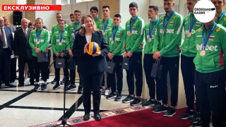 Ексклузивно! Депутатите посрещнаха на крака световните вицешампиони, волейболистите подариха топка на Киселова! (ВИДЕО)