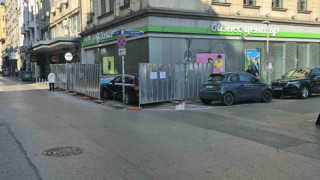 ДСК нагло окупира възтесен тротоар в сърцето на София