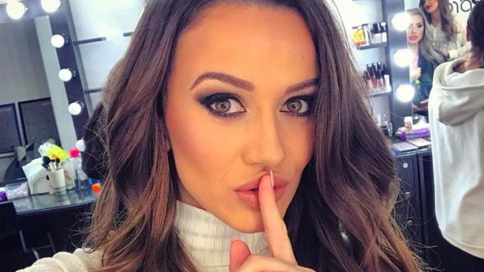 От ер*тични фотосесии до подкаст за душевни рани – новото амплоа на Дениз Хайрула От ер*тични фотосесии до подкаст за душевни рани – новото амплоа на Дениз Хайрула