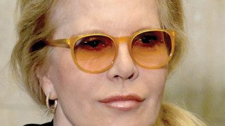 Легендата на френския шансон Силви Вартан плака на сцената заради родината