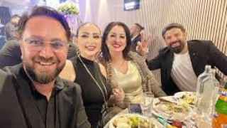 Емрах и булката му изненадаха Вилдан с торта и букет като за кралица