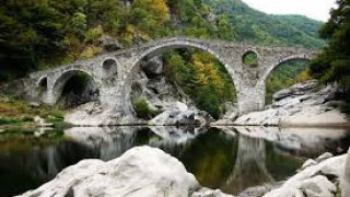 Защо 500-годишния Дяволски мост буни духовете и до днес?