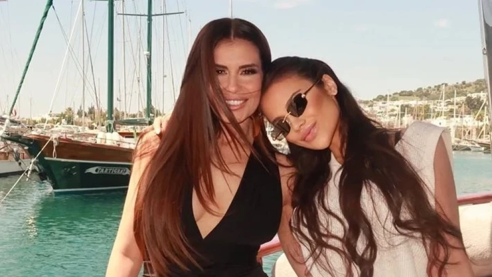 Щерката на Анелия напомпа бюста с 400 кубика, а е едва на 21