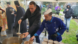 Никулден с традиции и празничен дух в страната (снимки)
