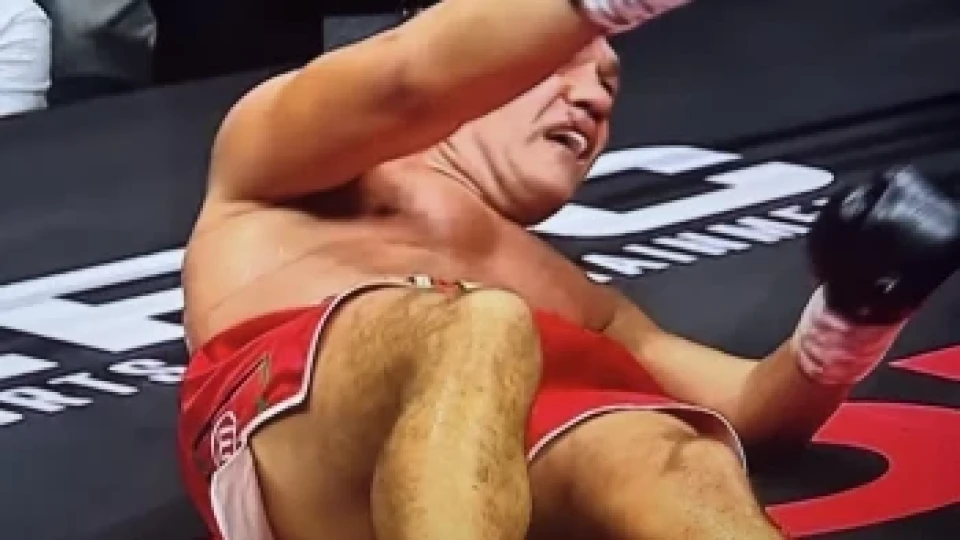 Защо Кобрата се прави на палячо, когато го проснат на ринга?