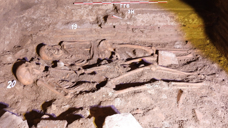 Общо 17 скелета с удължени черепи са открити в Източния некропол на Августа Траяна