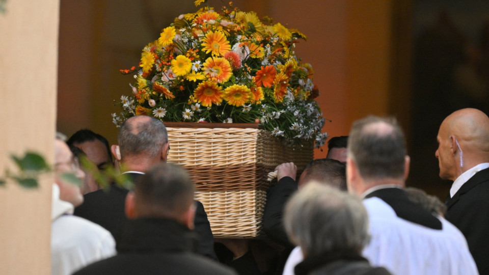 Изпратиха с аплодисменти в последния ѝ път Брижит Бардо (снимки/видео)