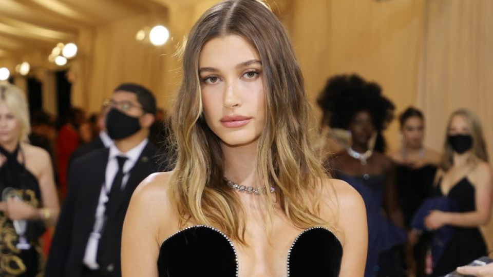 Точно навреме за Свети Валентин: Хейли Бийбър е лицето на новата романтична колекция на Victoria’s Secret