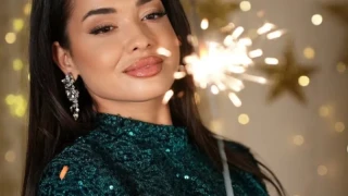 Толкова си може: Ергенката Блага Бонбонова пак захвърли дрехи и задръжки (Кой  я заведе в Катар)