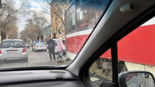 Трамвай блъсна дете до училище в центъра на София (снимки)