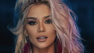 Годеж или пиар? Лидия взриви мрежата с диамантен пръстен и мистериозен мъж