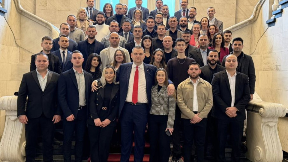 ИЗВЪНРЕДНО! Делян Пеевски се срещна с младежи от Кърджали - показа им Музея на Сглобката (СНИМКИ)