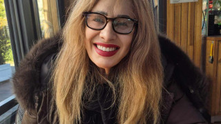 Щерката на Стоянка Мутафова свали десетина години! 75-годишната Муки се опъна заради мъж