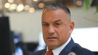 Скандална схема: Юксел Кадриев рекламира корсетите на любимата си от екрана