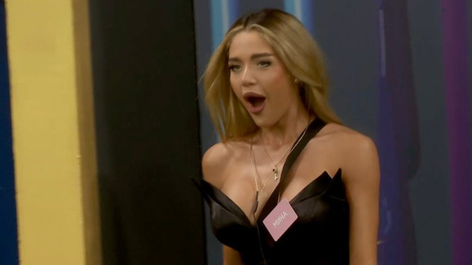 Срам на пътя: Мина Стоянова се натиска с богат пенсионер посред бял ден