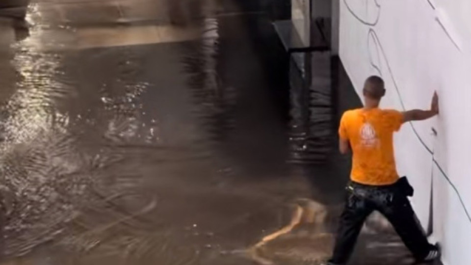 ПОТОП В РИНГ МОЛ! Аптека SoPharmacy заля с тиня търговския център. Калпавата канализация даде на късо (ВИДЕО)