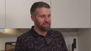 Край на пухкавия имидж: Дънди смени прическата и брадата, стана нов човек