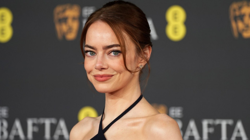 Звездите превзеха червения килим на БАФТА с деколтета и драматични шлейфове (снимки)