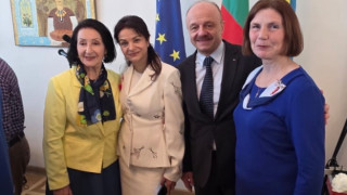 Росица Кирова дари 4850 учебни пособия за българските неделни училища в Одеса: „Мисия „Българи“ е дълг, който не приключва“