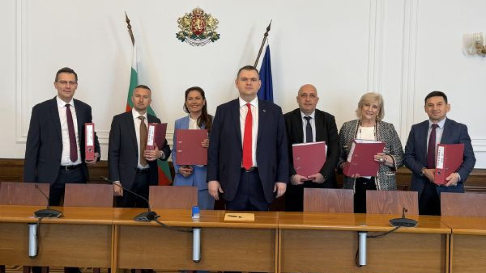 Делян Пеевски, лидер на ДПС и ПГ на ДПС-НОВО НАЧАЛО и зам.-председателите му регистрираха ДПС за участие в парламентарните избори