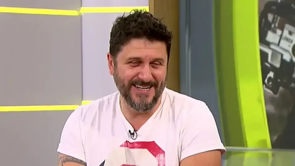 Срам: Асен Блатечки се проваля с гръм и трясък в ролите на хора от село