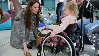 Жест, който разтопи сърца: Кейт Мидълтън коленичи пред дете