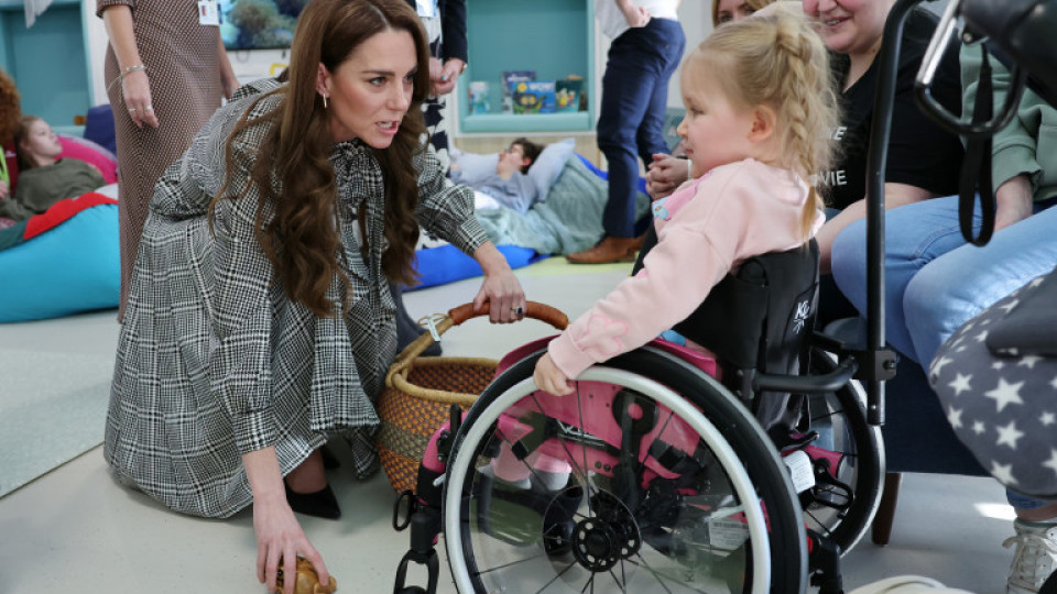 Жест, който разтопи сърца: Кейт Мидълтън коленичи пред дете