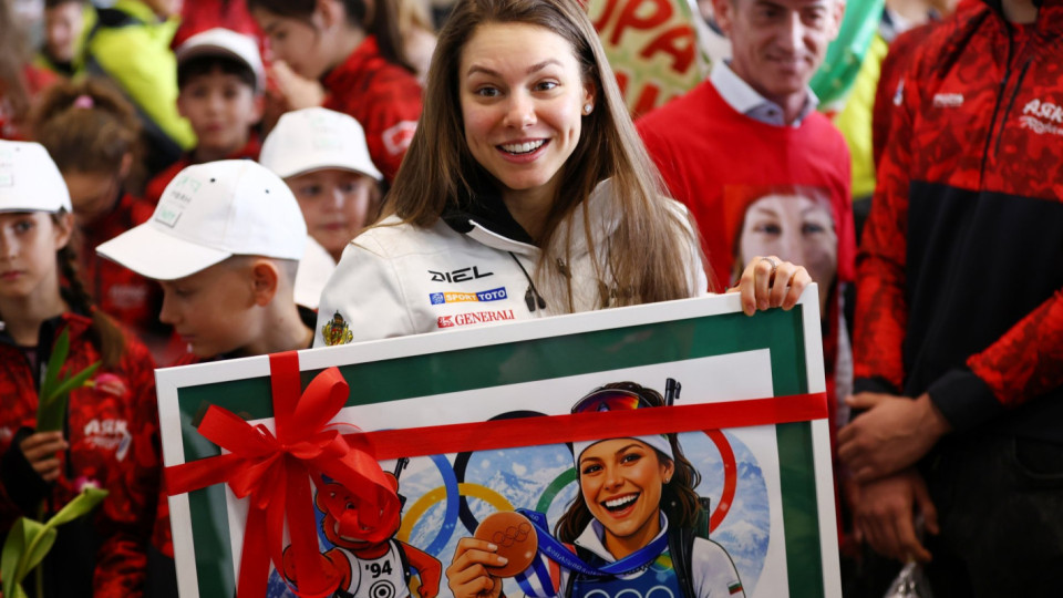 Бронзовата Лора стъпи на родна земя, десетки я посрещнаха с подаръци и овации
