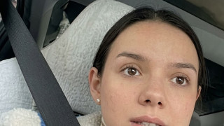 Три кила отгоре и силиконов бюст: Теа Минкова се бори с последиците от острова