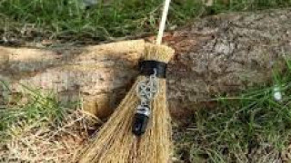 Правете тези ритуали с метлата! Привличате късмет, пари и се защитавате от зли хора