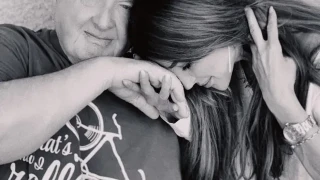 Болка без край: Бащата на Есил Дюран издъхнал ден преди певицата да стигне до него!