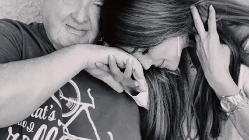 Болка без край: Бащата на Есил Дюран издъхнал ден преди певицата да стигне до него!