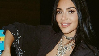 Ким Кардашиян вече не крие романса си с Люис Хамилтън, седна му в скута (снимки)