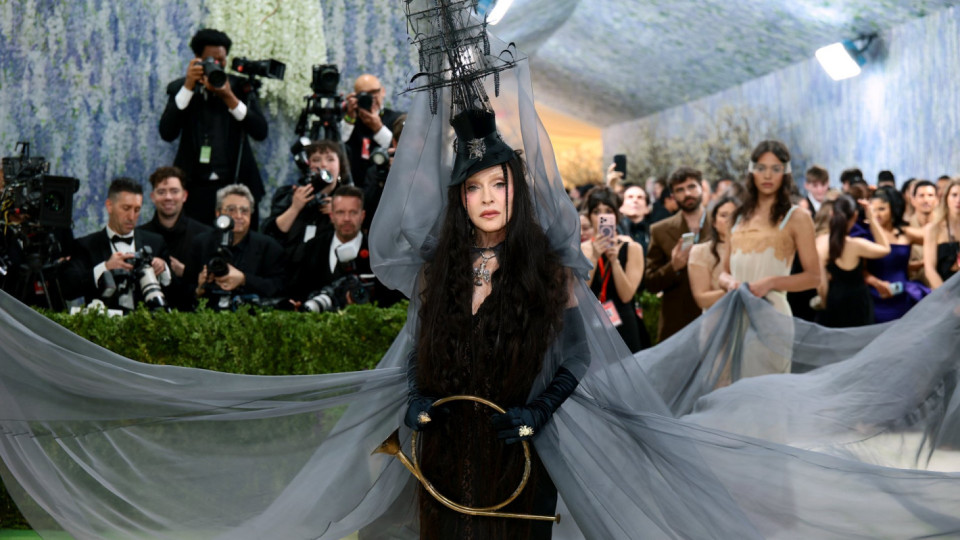 Met Gala 2026: Звездите превърнаха изкуството в бутафория и шоу (снимки/видео)