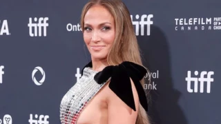 Дженифър Лопес отново прикова погледите с дръзка визия и секси излъчване (СНИМКА)