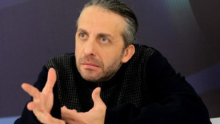 Мариус Куркински игра на сцената часове след смъртта на майка си