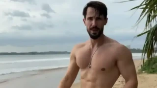 Наум Шопов заложи на суетността и отиде на лекар за нова прическа