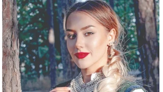 След Крум Савов и Христо Стоичков певицата Мона става специален гост в „Фермата“