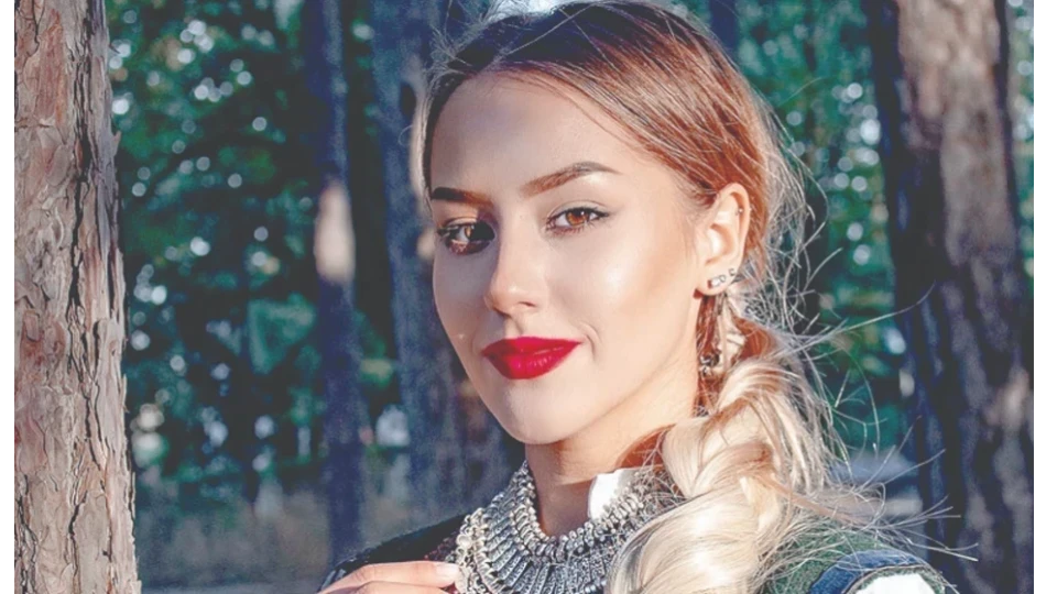 След Крум Савов и Христо Стоичков певицата Мона става специален гост в „Фермата“